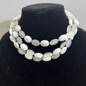 🔥 Vintage white multi-layer necklace featuring bold, chunky acrylic/agate